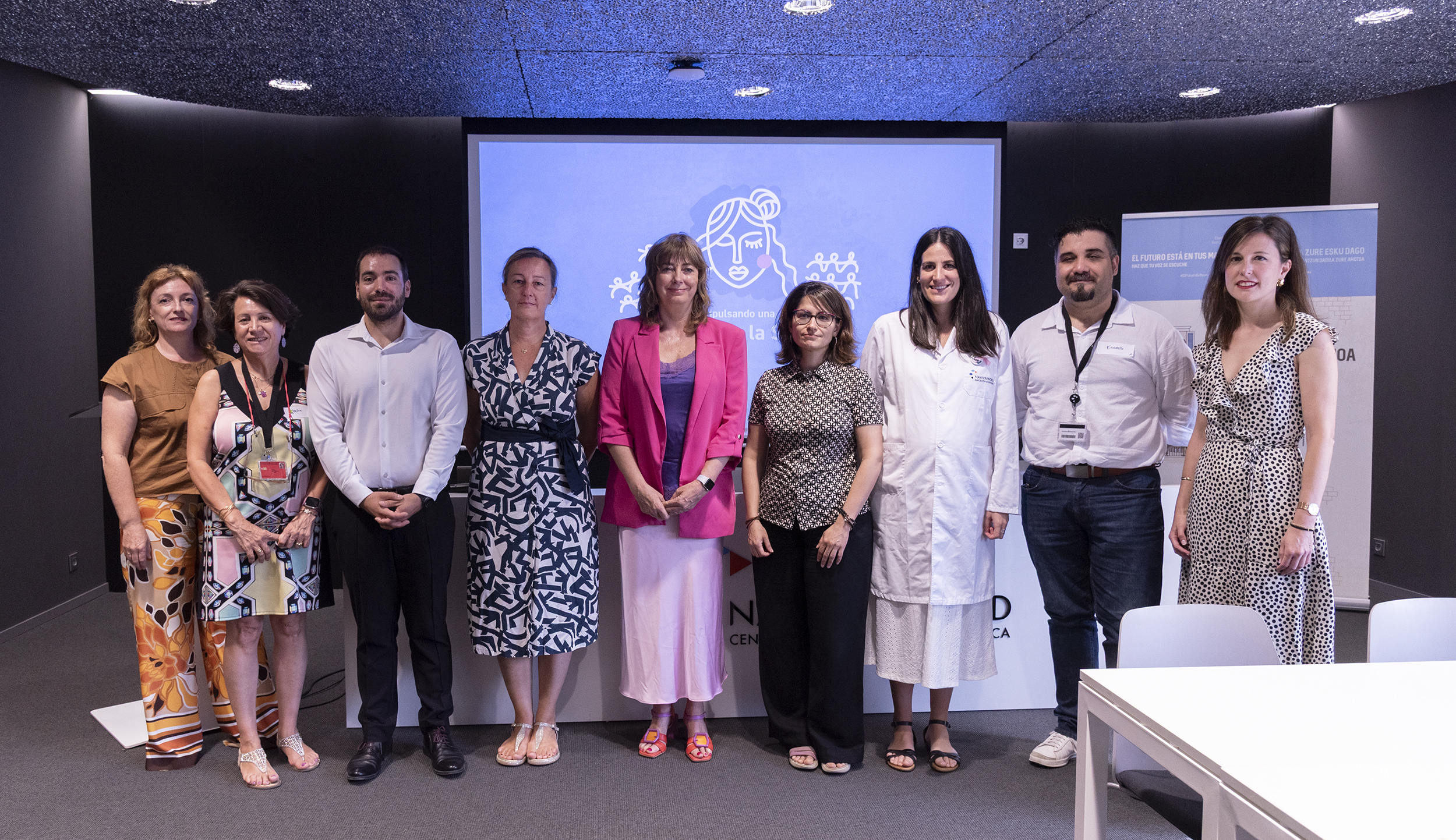 La vicepresidenta Ana Ollo junto a Ana Antoñanzas y Lydia González, entre otras personas que han promovido y participado en la jornada.  