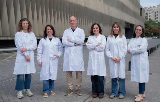 De izda. a dcha.: Profesionales implicados en el estudio de Navarrabiomed: Maite Echeverz,  Begoña García, Iñigo Lasa, Cristina Solano, Nahiara Garmendia-Antoñana y Carmen Gil. 
