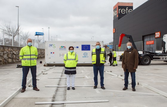 De izda a dcha: Diego Reyero Díez, jefe de Sección de Emergencias y transporte de Atención Primaria (SNS-O),  Anna Ribera Cano, médica de urgencias del SAMU 31 de Toulouse, Kiko Betelu Corcuera, subdirector de Urgencias y Director Técnico de la Atención a la Urgencia Vital de Navarra, y Tomás Belzunegui Otano, director científico del proyecto EGALURG, en la instalación de la unidad móvil en Refena.