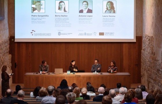 Round table with the four experts. 