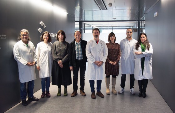 Representantes de ANADI con el director de Navarrabiomed y el personal investigador.