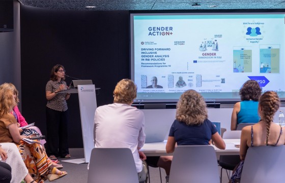 Presentation by Lydia González, FECYT. 