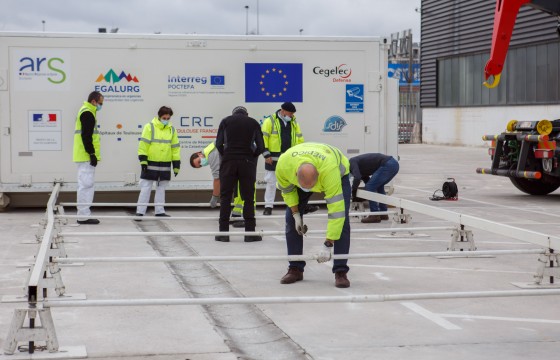 Profesionales sanitarios de Navarra y Toulouse despliegan la unidad móvil de emergencias.