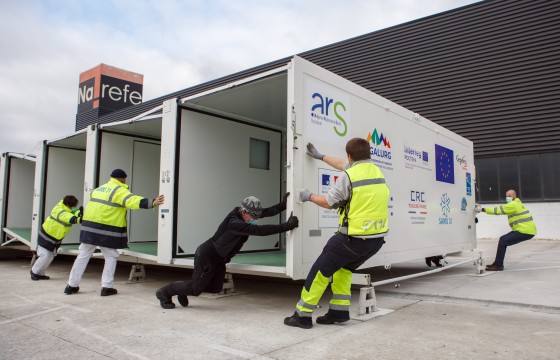 Profesionales sanitarios de Navarra y Toulouse despliegan la unidad móvil de emergencias.