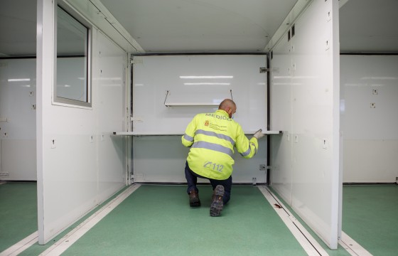 Diego Reyero Díez, Head of the Emergencies and Primary Care Transport Section, preparing the emergency unit. 