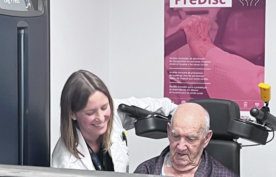 Fabiola Zambom, Investigadora posdoctoral de la Unidad Geriatría y Envejecimiento Activo (INGEA) de Navarrabiomed con un paciente, durante el programa de entrenamiento