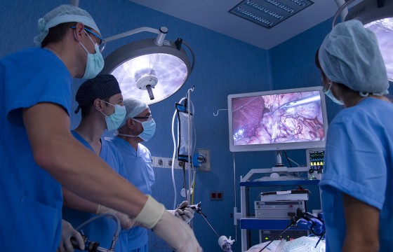 Especialistas médicos del HUN formando a MIRes en técnicas de cirugía laparoscópica. 