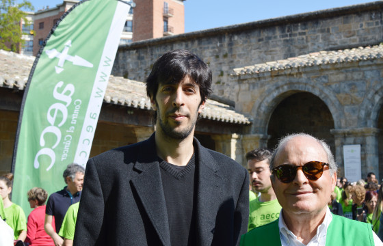 Hugo Arasanz junto al presidente de la Asociación Española Contra el Cáncer de Navarra (AECC Navarra) Francisco Arasanz en una de las carreras solidarias celebradas en Pamplona.
