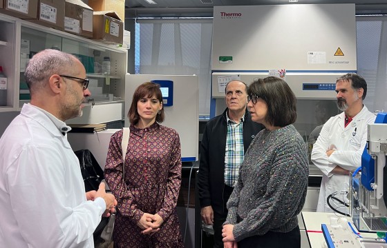 En el laboratorio de Cristalografía de Proteínas e Inmunología Estructural, con el IP, Jacinto López Sagaseta