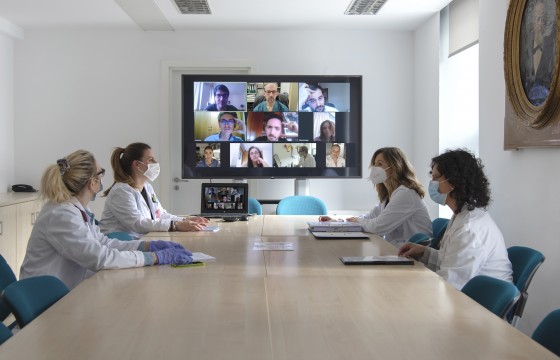 Patricia Fanlo (Medicina Interna, CHN), Ruth García y Eva Zalba (Navarrabiomed) y Beatriz Larrayoz (Farmacia, CHN) en una reunión telemática.