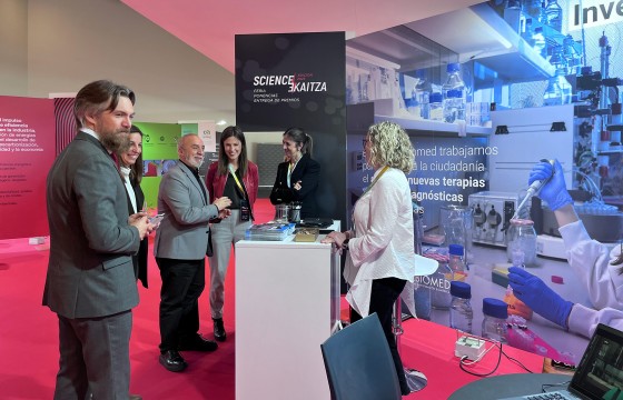 Visita al stand de J.C. Cigudosa, A. Martínez y D. Garrido. 
