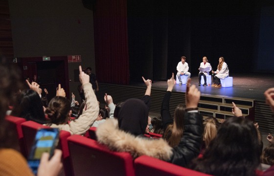 Interacción del alumnado en la sesión de teatro foro. Interacción del alumnado en la sesión de teatro foro. 